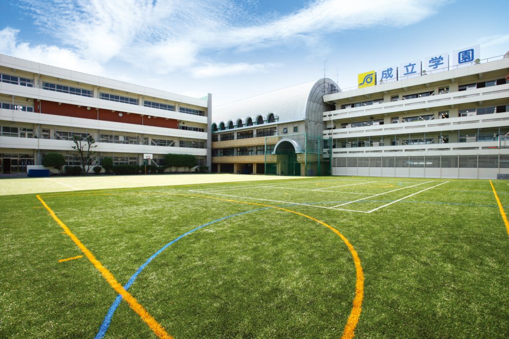 成立学園中学・高等学校の外観写真