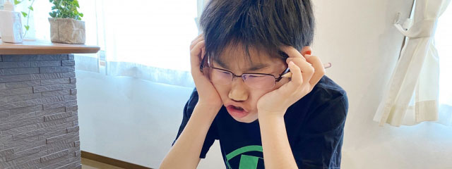 悩んでいる子
