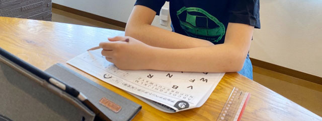 勉強している子