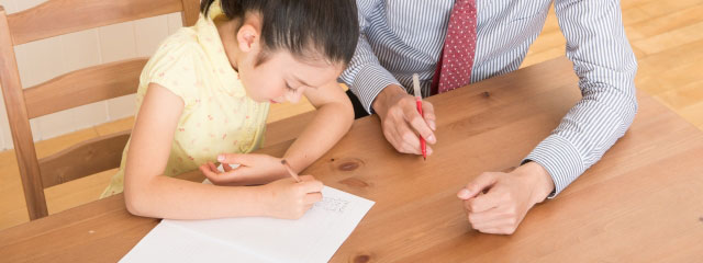 家庭教師と勉強している子